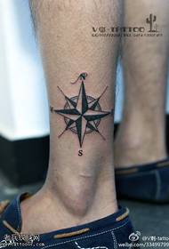 Musta tasainen kompassi-tatuointikuvio