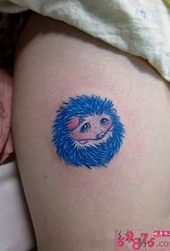 Слика плаве слатке мале јежеве тетоваже бедара