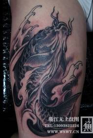 Tatuaggio di calamari che saltano sulle gambe