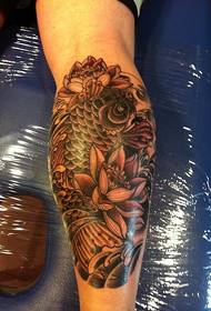 Tatuagem de lula bonita na panturrilha