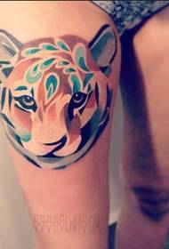 Wylde tijgerkop tatoeëringsfoto op 'e dij