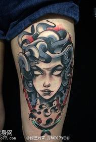 腿部彩色美杜莎纹身图案