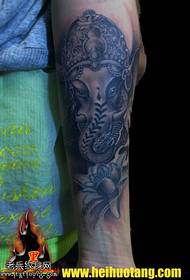 Brațul devotațional ca modelul de tatuaj al zeului