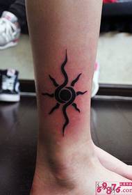 Foto di tatuaggio totem sole semplice vitello