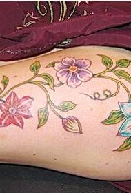 Immagine sexy del modello del tatuaggio della vite del fiore della coscia della giovane donna sexy