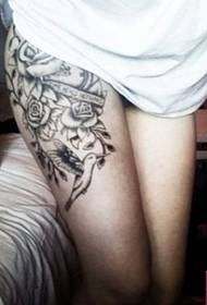 Момиче бедро черно-бяла роза татуировка снимка