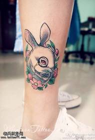 Il·lustració del tatuatge de conill de color de la cama