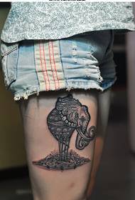 Секси женски крака хубав черно-бял шаблон на татуировка на слон
