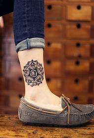 Immagine del modello del tatuaggio di personalità della gamba femminile
