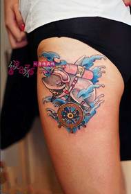 Immagine creativa del tatuaggio dello squalo di immersione subacquea della coscia