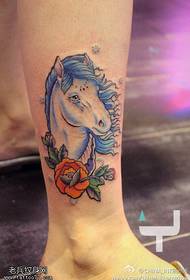 Слика ногу тетоважа коња у боји ногу