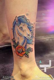 Foto di tatuaggi di rose di cavallo di colore delle gambe
