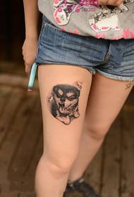 Foto di ragazza carina coscia cane avatar tatuaggio