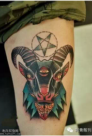 Noha čiernej dominancie tri oči oviec tetovanie
