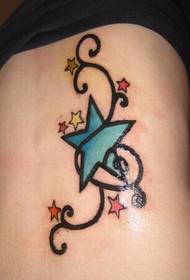 Dziewczęce nogi mały świeży pięcioramienny obraz tatuażu gwiazdy