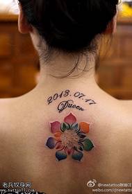 Plecu bauhinia daudzkrāsains ziedu tetovējuma raksts