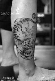 Prestiżowy tygrys w dół wzoru tatuażu górskiego