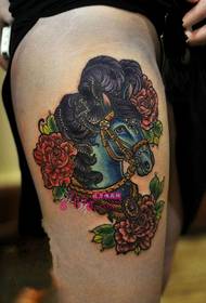 Photos de tatouage de mode cuisse cheval couleur