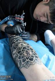 Домінуючий візерунок татуювання ванілі