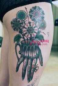 Rose handvaas kreatyf tatoeëringsfoto