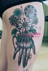 Rose Hand Vase kreativ Tattoo Bild