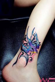 Immagini volanti colorate del tatuaggio della gamba della rondine