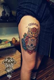 Motif de tatouage crâne hibou couleur de la jambe