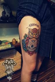 Ang pattern ng tattoo ng kulay ng kuwago ng bungo