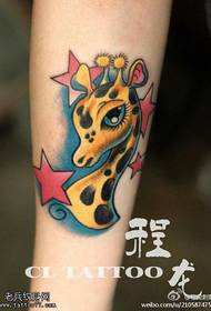 ຮູບແບບ tattoo giraffe ສີຂາ