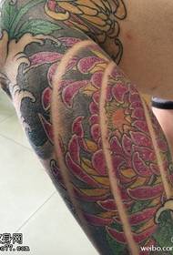 Цудоўна квітнеючы малюнак татуіроўкі хрызантэм