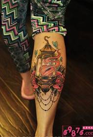 Teļa eļļas lampas rožu tetovējumu attēli Eiropā un Amerikā