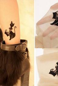 Elegante imagen de imagen de tatuaje de gato negro para pies de niñas