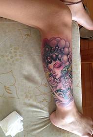 Tatuagem bela flor na panturrilha