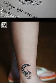 Сімпатычны малюнак татуіроўкі мілага месяца кацяня