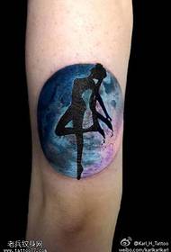 Lega koloro stelita ĉielo-knabina militanta tatuaje-ŝablono
