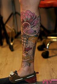 Şakayık çiçeği bacak kişilik dövme resmi