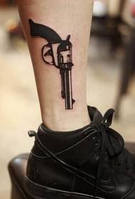 Moi interesantes fotos de tatuaxes de patrón de pistola nas pernas