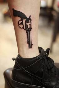 Immagini molto interessanti del tatuaggio con motivo a pistola sulle gambe