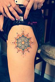 Bella foto di tatuaggio di fiore di tatuaggio di coscia