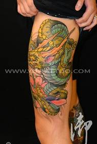 Slika nogu tetovaža u boji zmaja