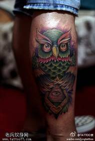 Motif de tatouage coloré hibou sacré