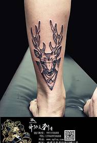 Modna tetovaža jelena na stražnjoj strani jelena