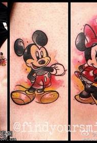 Tema di tatuaggi di mickey di culore di legna di culore