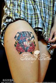 Weiblech Been Faarf Meedchen Diamant rose Tattoo Muster