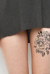 मुलीच्या मांडीवर गुलाब टॅटू चित्र