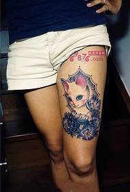 Mergaitės šlaunies katės karalienės tatuiruotės paveikslėlis