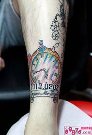 Póca retro digiteach ag breathnú ar phictiúr tattoo lao