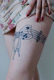 Un'immagine sexy del modello del tatuaggio dell'arco della gamba