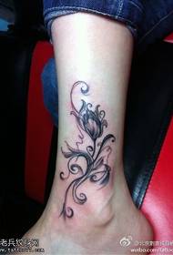 Motif de tatouage de fleur fier noir