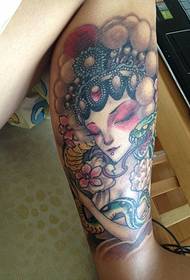 Tatuaggio classico bellissimo fiore di gamba